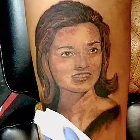 Stevie Monie - Stevie Monie tattoos a portrait while filming with raybans stories